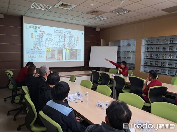 ▲南消第四大隊攜手中崙工業區廠商協進會，前往華美光學實地踏勘，檢視廠區防災應變能力。（記者林東良翻攝，下同）