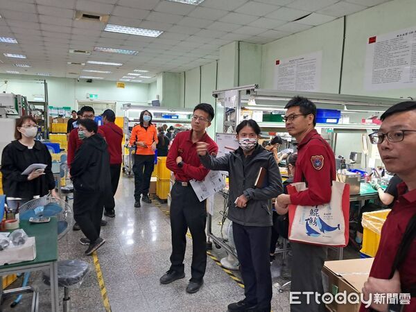 ▲南消第四大隊攜手中崙工業區廠商協進會，前往華美光學實地踏勘，檢視廠區防災應變能力。（記者林東良翻攝，下同）