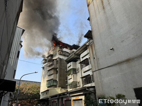 ▲▼高雄公寓頂樓加蓋火警！猛烈火勢狂燒　濃煙竄天畫面曝。（圖／民眾提供）
