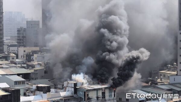 ▲▼ 高雄公寓頂樓加蓋火警！火勢猛烈濃煙竄天　消防急灌救。（圖／民眾提供）