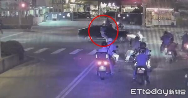 ▲駕駛一路無煞車追撞畫面曝光。（圖／記者許宥孺翻攝）