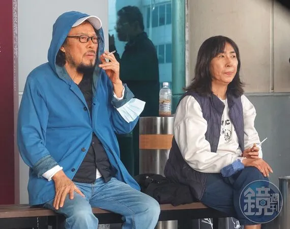 12月11日15：08，張菲（左）和慧姐（右）一下飛機立刻吞雲吐霧了好一陣子。