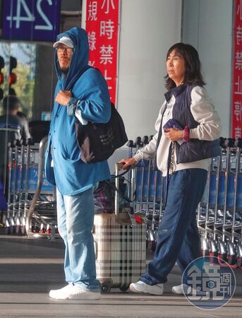 12月11日15：21，張菲和慧姐拖著行李在接機處等司機開車來。