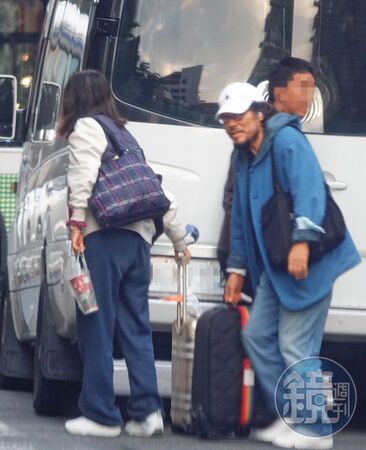 12月11日16：13，兩人和友人上車後，一同回到位於台北天母的住處。