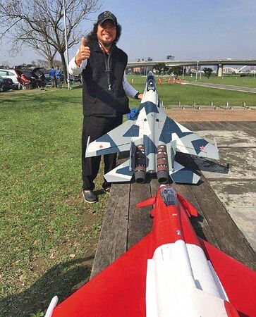 張菲熱愛玩飛機，考取過輕航機教練執照。（翻攝自張菲臉書）