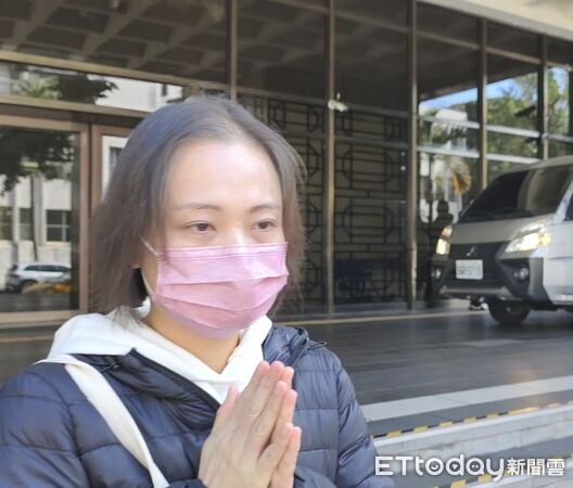 ▲▼「迷因台式民主」粉專版主戴瑞甯、女粉絲林惠珠涉以染血合成圖恐嚇京華城案司法官，23日到台北地院出庭全部認罪求緩刑。（圖／記者黃哲民攝）