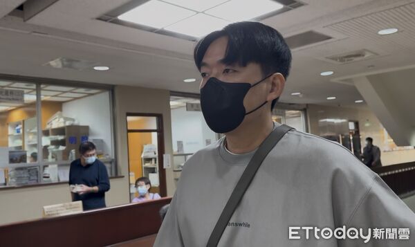 ▲▼「迷因台式民主」粉專版主戴瑞甯、女粉絲林惠珠涉以染血合成圖恐嚇京華城案司法官，23日到台北地院出庭全部認罪求緩刑。（圖／記者黃哲民攝）