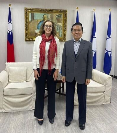 ▲美國在台協會（AIT）副處長梁凱雯（Karin Lang）與國民黨副主席李乾龍、張榮恭會晤。（圖／翻攝自AIT臉書）