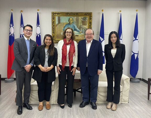 ▲美國在台協會（AIT）副處長梁凱雯（Karin Lang）與國民黨副主席李乾龍、張榮恭會晤。（圖／翻攝自AIT臉書）