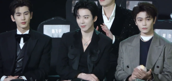 ▲丁禹兮幫劉宇寧拔掉鞋底彩帶。（圖／翻攝自微博）