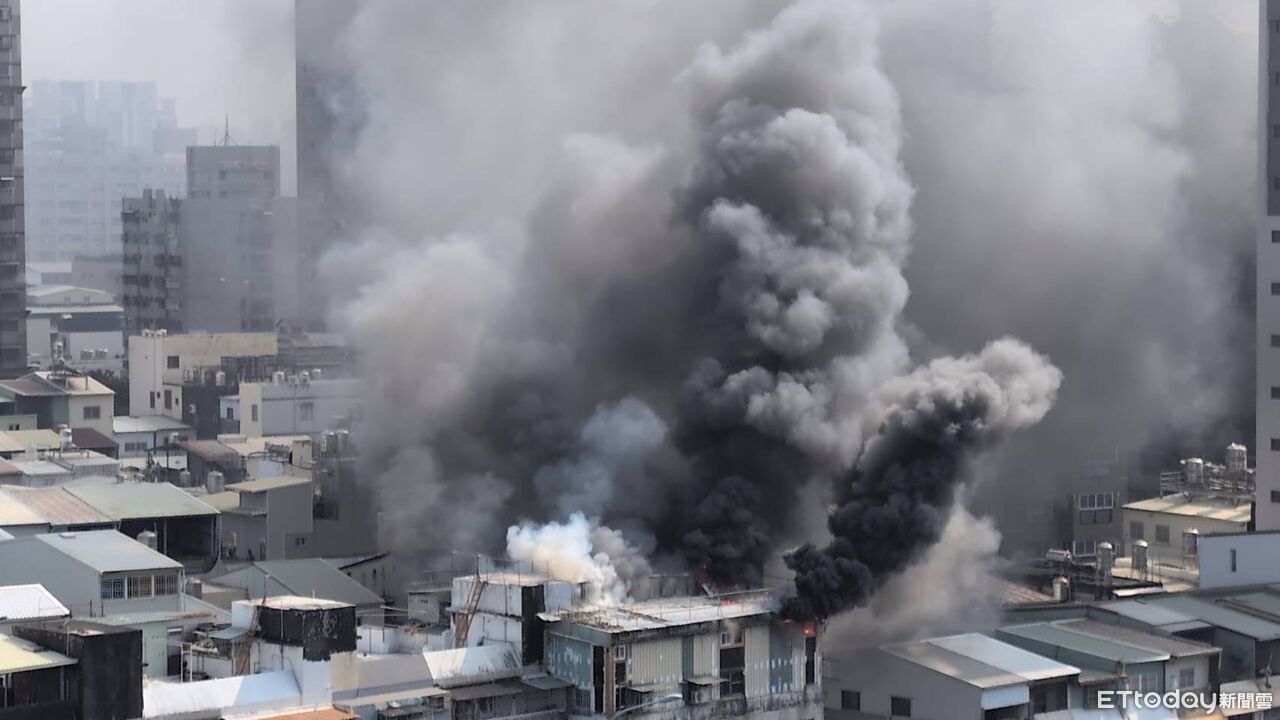 快訊/高雄公寓頂樓加蓋火警!火勢猛烈濃煙竄天 消防急灌救