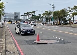 ▲▼高雄時代大道「路面下陷」！害騎士自摔慘縫12針　市府道歉喊究責。（圖／記者賴文萱翻攝）