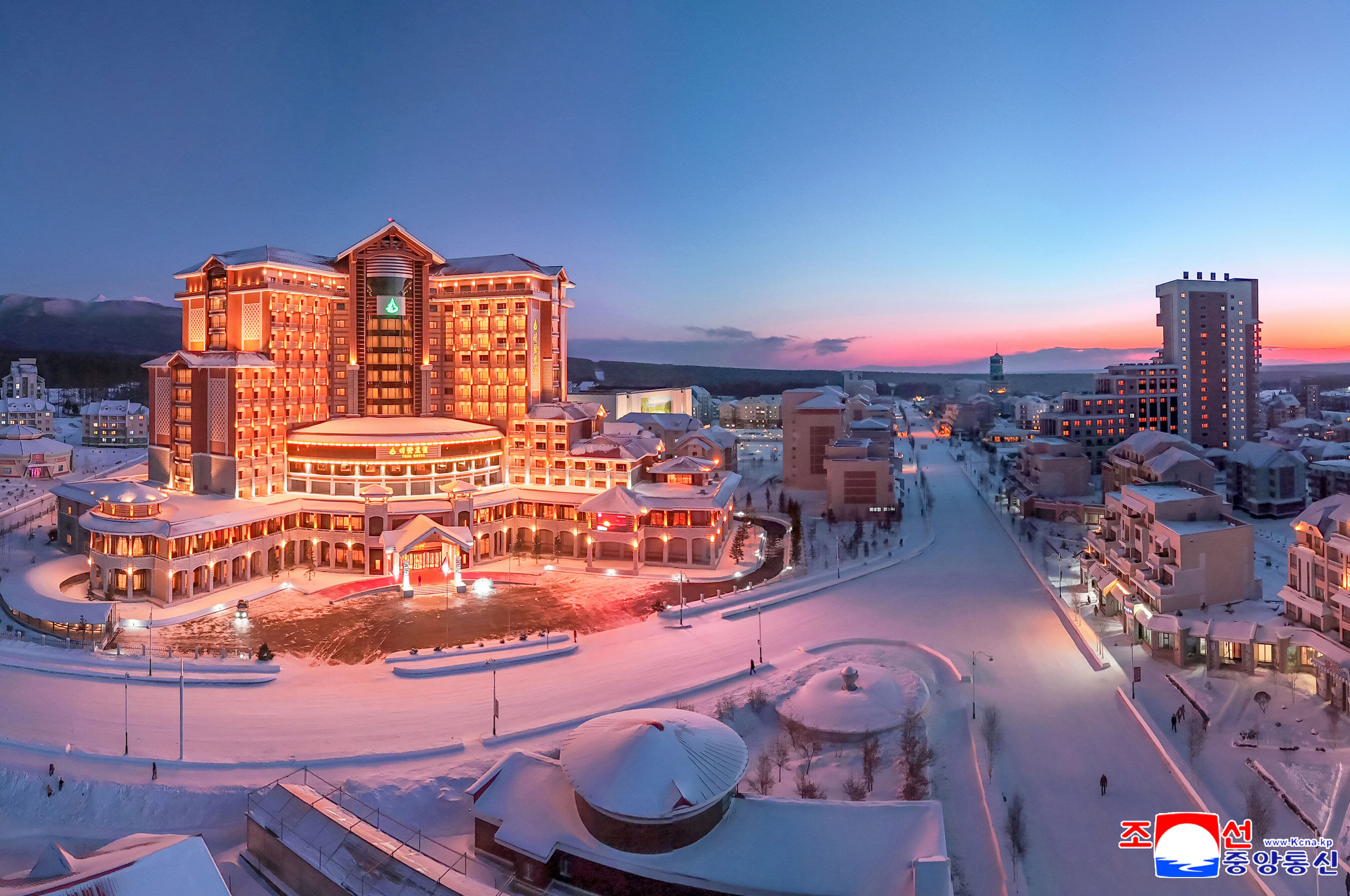 ▲▼北韓最高領導人金正恩攜愛女金主愛,20、21日前往白頭山三池淵市出席5座現代化飯店的竣工典禮。(圖/達志影像/美聯社)