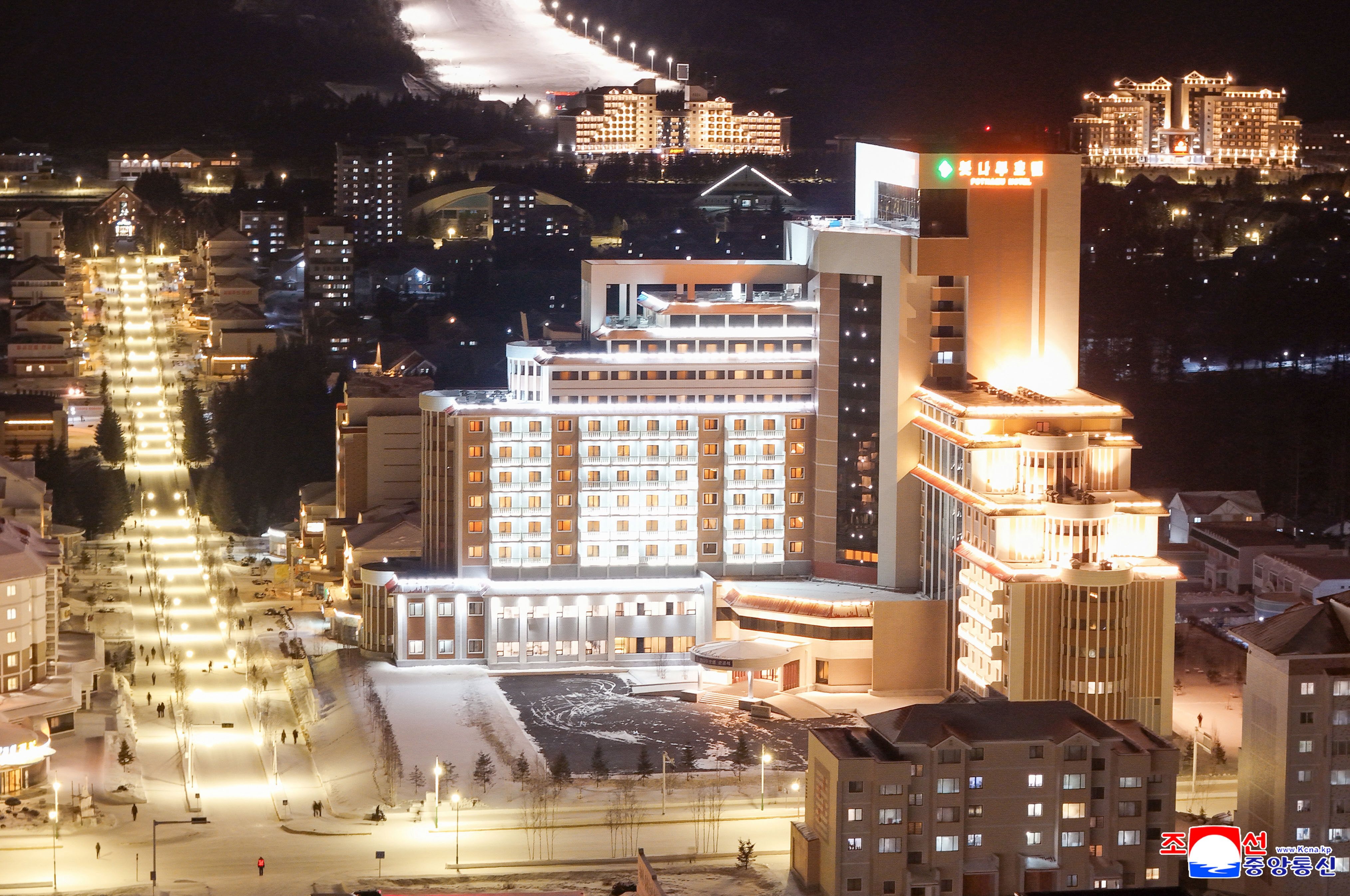 ▲▼北韓最高領導人金正恩攜愛女金主愛,20、21日前往白頭山三池淵市出席5座現代化飯店的竣工典禮。(圖/達志影像/美聯社)