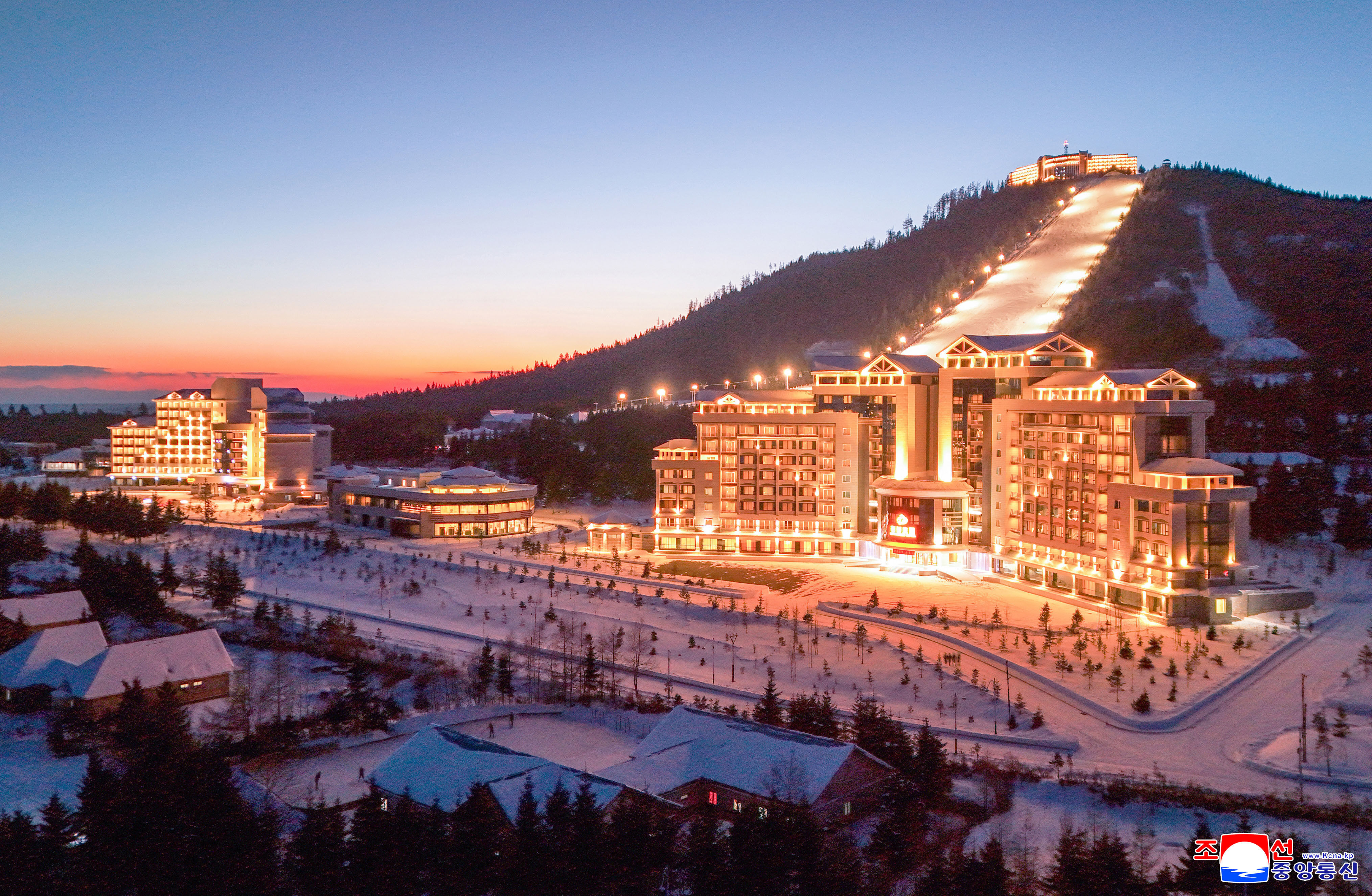 ▲▼北韓最高領導人金正恩攜愛女金主愛,20、21日前往白頭山三池淵市出席5座現代化飯店的竣工典禮。(圖/達志影像/美聯社)