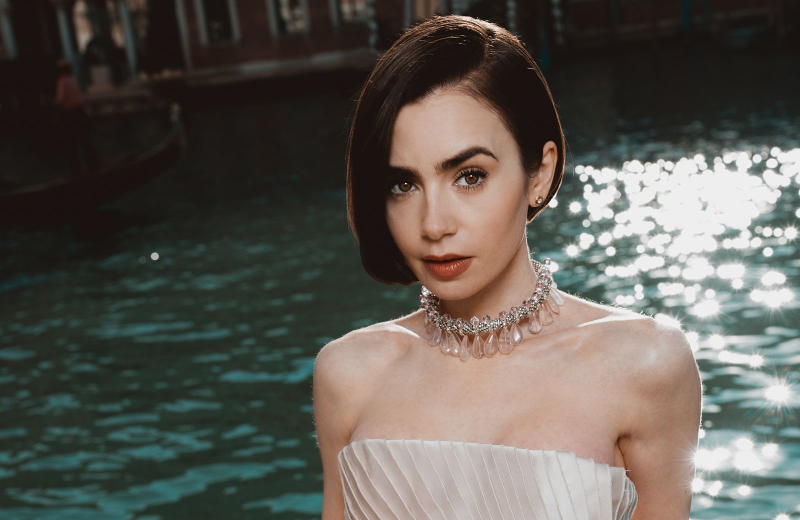 《艾蜜莉在巴黎》女主角莉莉柯林斯，替第5季宣傳時，來到水都威尼斯拍照，這是暗示未來會有《艾蜜莉在威尼斯》嗎？（Netflix提供）