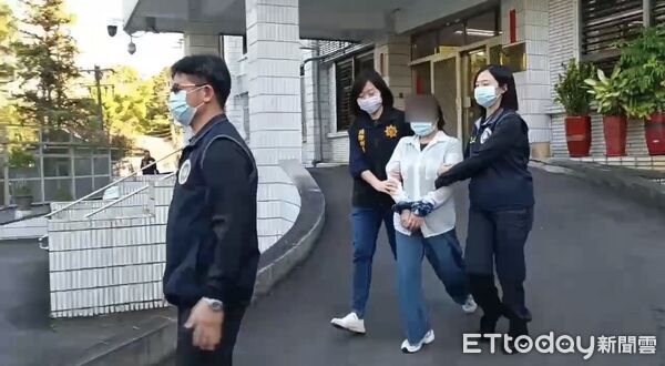 ▲移民署會同刑事局23日遣返仲介自己12歲親女兒賣淫的泰籍女子。（圖／記者張君豪翻攝）