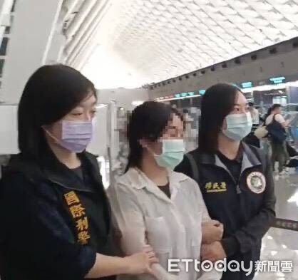 ▲移民署會同刑事局23日遣返仲介自己12歲親女兒賣淫的泰籍女子。（圖／記者張君豪翻攝）