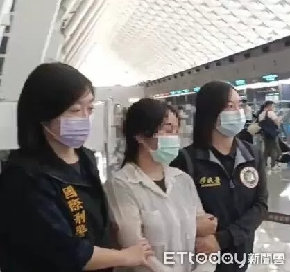 ▲移民署會同刑事局23日遣返仲介自己12歲親女兒賣淫的泰籍女子。（圖／記者張君豪翻攝）