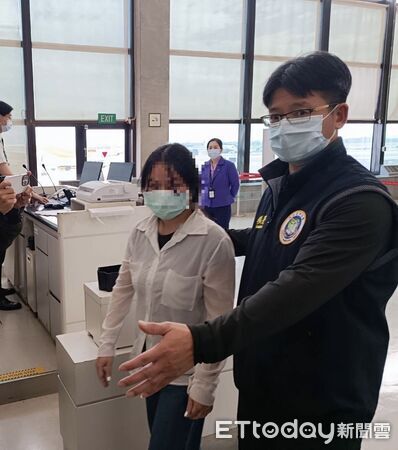 ▲移民署會同刑事局23日遣返仲介自己12歲親女兒賣淫的泰籍女子。（圖／記者張君豪翻攝）