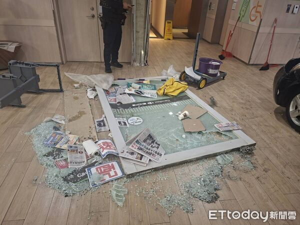 ▲薛女因不明原因突然朝家樂福商場門口衝撞，造成商場玻璃門破碎，車頭也全毀。（圖／記者沈繼昌翻攝）