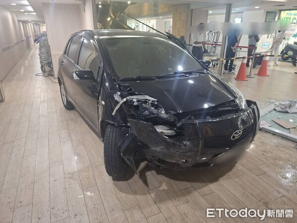 ▲薛女因不明原因突然朝家樂福商場門口衝撞，造成商場玻璃門破碎，車頭也全毀。（圖／記者沈繼昌翻攝）