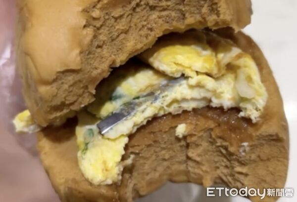 ▲▼差一口！高雄男嗑宵夜「饅頭夾刀片」。（圖／翻攝自threads/ggggg_0730授權）