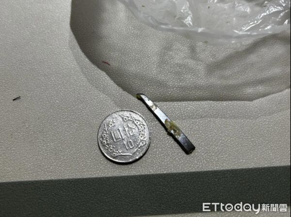 ▲▼差一口！高雄男嗑宵夜「饅頭夾刀片」。（圖／翻攝自threads/ggggg_0730授權）