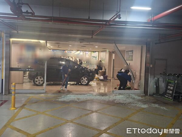 ▲薛女因不明原因突然朝家樂福商場門口衝撞，造成商場玻璃門破碎，車頭也全毀。（圖／記者沈繼昌翻攝）