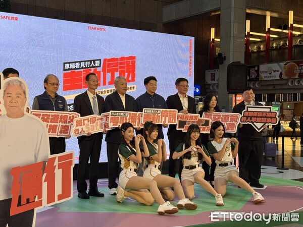 ▲▼公路局與台鐵公司邀請職棒選手吳念庭與前職棒球員吳復連父子檔，擔任路口交通安全大使  。（圖／記者李姿慧攝）