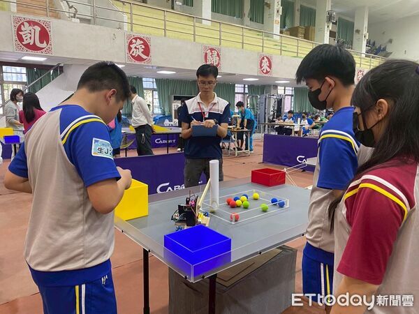 ▲台南市科技教育創意實作競賽在新化國中登場，近200名學生現場動手解題，展現科技實作與團隊合作能力。（記者林東良翻攝，下同）