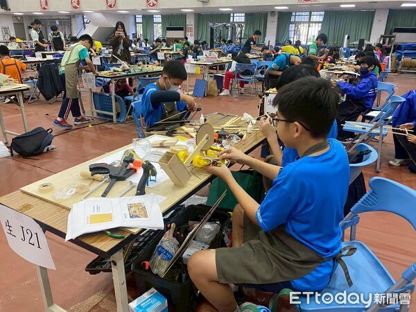 ▲台南市科技教育創意實作競賽在新化國中登場，近200名學生現場動手解題，展現科技實作與團隊合作能力。（記者林東良翻攝，下同）