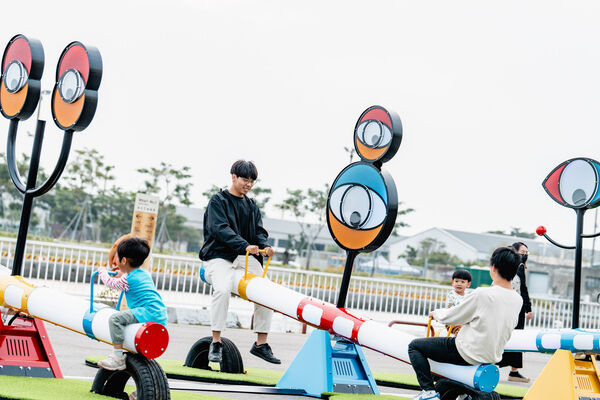 ▲▼高雄駁二全新「好奇翹翹板」登場！大港橋旁6座聲光互動裝置啟用（圖／駁二提供）