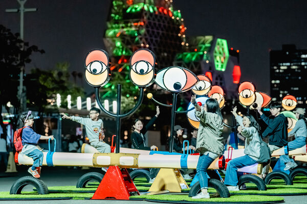 ▲▼高雄駁二全新「好奇翹翹板」登場！大港橋旁6座聲光互動裝置啟用（圖／駁二提供）