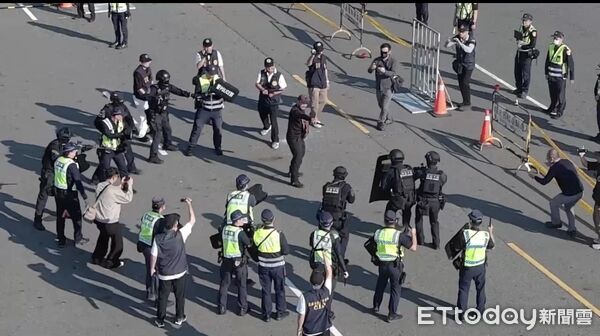 ▲▼ 跨年維安升級！高雄重兵部署1200警力　實地兵棋演練防突發危機。（圖／記者賴文萱翻攝）