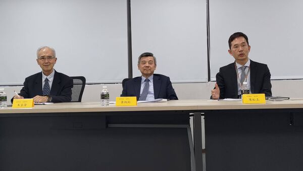 ▲福邦證券法說會，圖左至右：發言人朱室澄協理、董事長黃炳鈞、總經理陳松正。（圖／業者提供）
