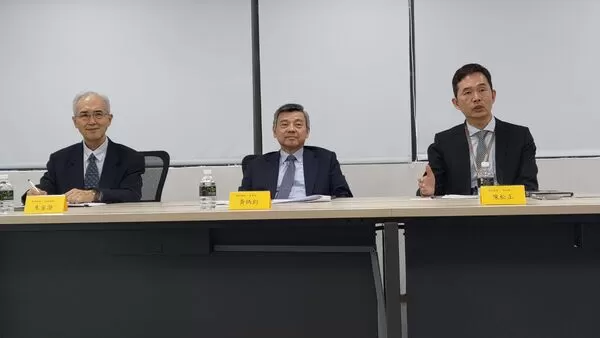 ▲福邦證券法說會，圖左至右：發言人朱室澄協理、董事長黃炳鈞、總經理陳松正。（圖／業者提供）