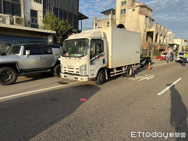 ▲▼三芝區范男騎機車載孕妻及2歲子擦撞違停小貨車，造成妻與兒雙雙骨折送醫            。（圖／記者陳以昇翻攝）