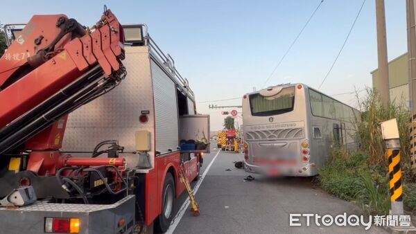 ▲台南市安南區安順國小前23日下午發生遊覽車與機車碰撞事故，機車騎士遭壓不治，另有一女客醫部受傷送醫。（民眾提供，下同）