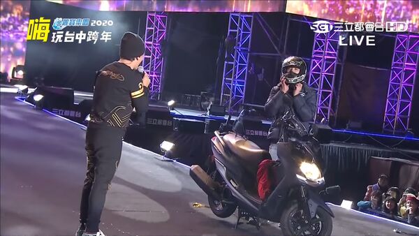 吳宗憲唱到一半突然被亂入，還開玩笑說對方是來送外賣的嗎。（翻攝自YouTube 三立電視 SET TV）