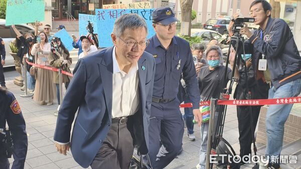 ▲▼台灣民眾黨前主席柯文哲今（23日）到台北地院出庭，完成他在政治獻金案涉犯公益侵占、背信等罪嫌答辯程序。（圖／記者黃哲民攝）