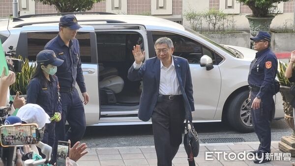 ▲▼台灣民眾黨前主席柯文哲今（23日）到台北地院出庭，完成他在政治獻金案涉犯公益侵占、背信等罪嫌答辯程序。（圖／記者黃哲民攝）