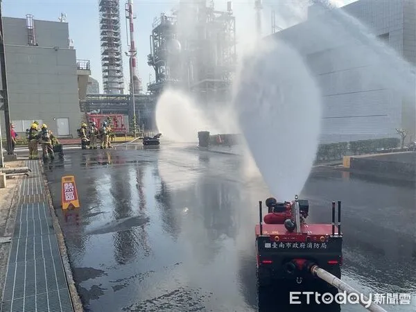 ▲南消23日進駐奇美實業廠區，模擬地震造成管線洩漏及火災事故，實施實兵演練，奇美實業演練中出動熱顯像無人機與消防機器人，進行遠端偵察與滅火作業。（記者林東良翻攝，下同）