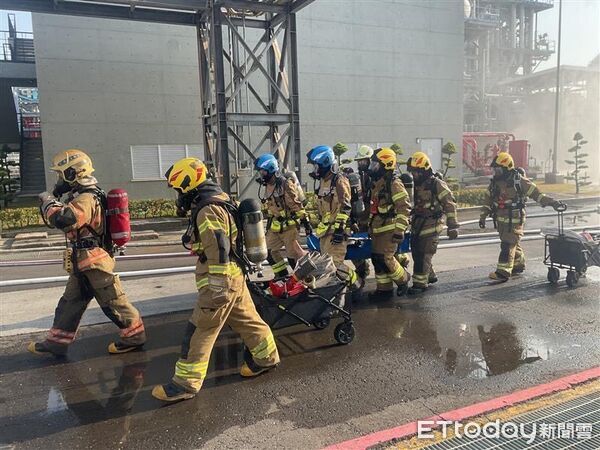 ▲南消23日進駐奇美實業廠區，模擬地震造成管線洩漏及火災事故，實施實兵演練，奇美實業演練中出動熱顯像無人機與消防機器人，進行遠端偵察與滅火作業。（記者林東良翻攝，下同）