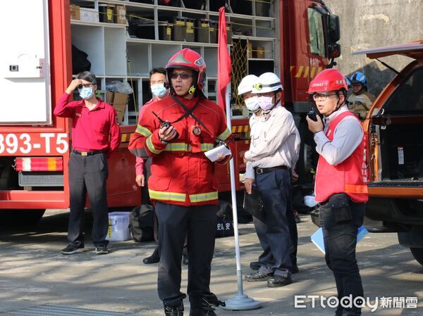▲南消23日進駐奇美實業廠區，模擬地震造成管線洩漏及火災事故，實施實兵演練，奇美實業演練中出動熱顯像無人機與消防機器人，進行遠端偵察與滅火作業。（記者林東良翻攝，下同）