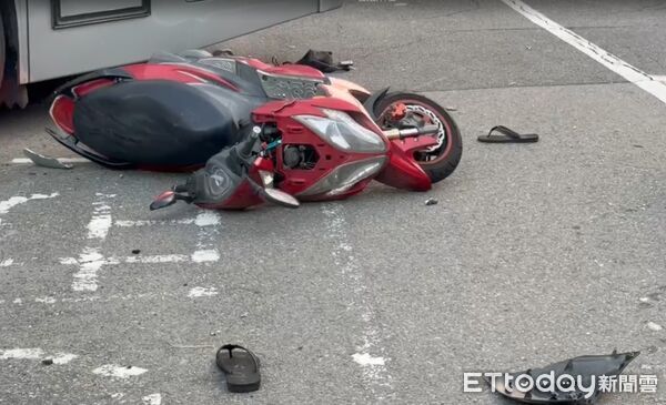 ▲台南市安南區安和路23日下午發生死亡車禍，機車騎士滑入對向車道遭遊覽車輾壓不治。（記者林東良翻攝，下同）