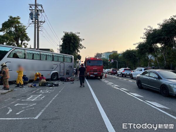 ▲台南市安南區安和路23日下午發生死亡車禍，機車騎士滑入對向車道遭遊覽車輾壓不治。（記者林東良翻攝，下同）