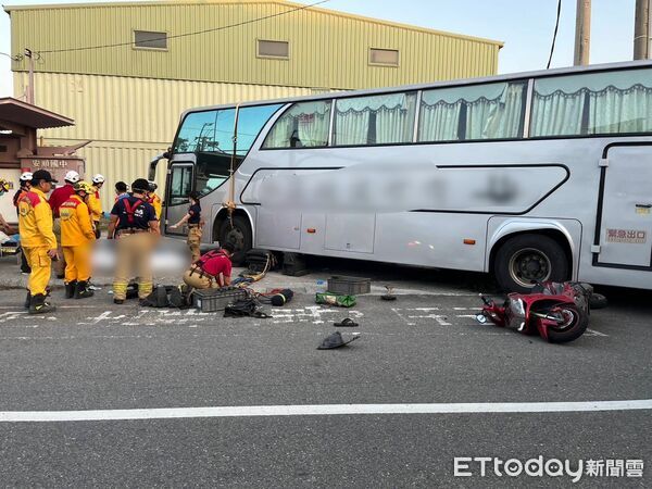 ▲台南市安南區安和路23日下午發生死亡車禍，機車騎士滑入對向車道遭遊覽車輾壓不治。（記者林東良翻攝，下同）