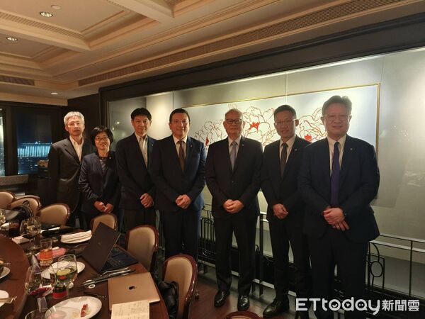 ▲左起陽明財務長蘇育文、行政長邱增玉、技術長鄭正雄、董事長蔡豐明、總經理白崑榮、業務長李明輝輝、策略長吳宜達。（圖／記者張佩芬攝）