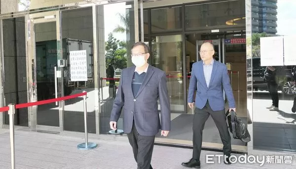 ▲前海基會董事長鄭文燦涉貪500萬元案，法院今召開第11次程序庭勘驗同案被告廖力廷偵訊光碟，開完庭後，鄭文燦步出法院。（圖／記者沈繼昌翻攝）